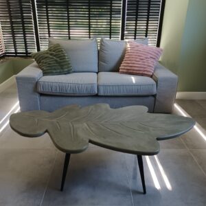 Betonlook Salontafel Leaf in een woonkamer setting