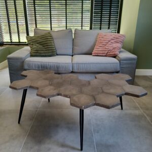 Betonlook Salontafel Honeycomb Vintage in een woonkamer setting